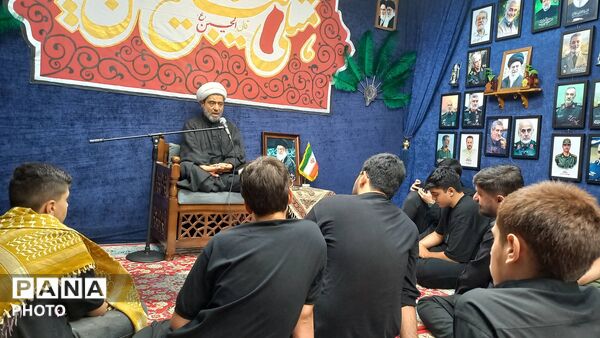 نصب تصاویر شهدا و کتیبه های محرم در هیئت‌ مسجد صاحب‌الزمان(عج)
