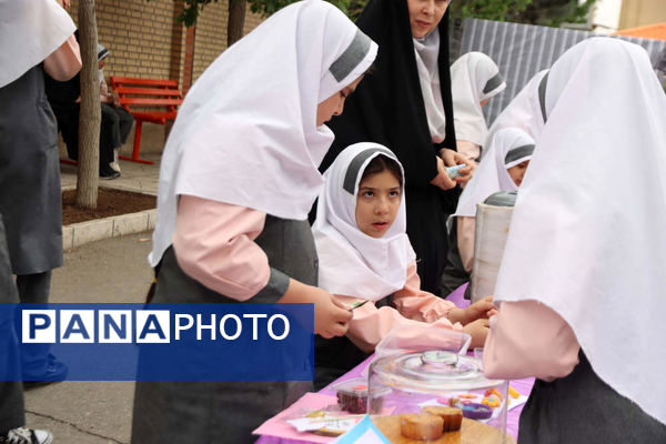 بازدید مدیر آموزش و پرورش اسلامشهر از بازارچه خیریه دبستان شاهد فاطمه زهرا(س)