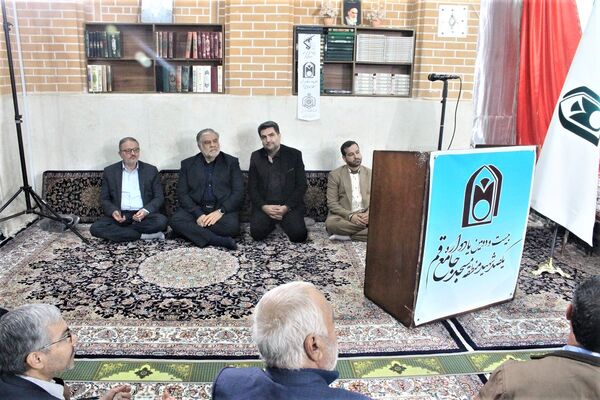 استقبال نوجوانان از غرفه‌های یادواره شهدای مسجد جامع قم