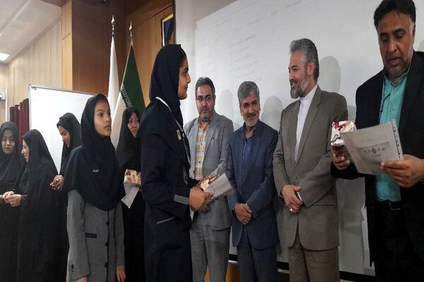 مراسم تجلیل از همیار معلم‌های نمونه دبیرستان آرمیتا مصلی نژاد