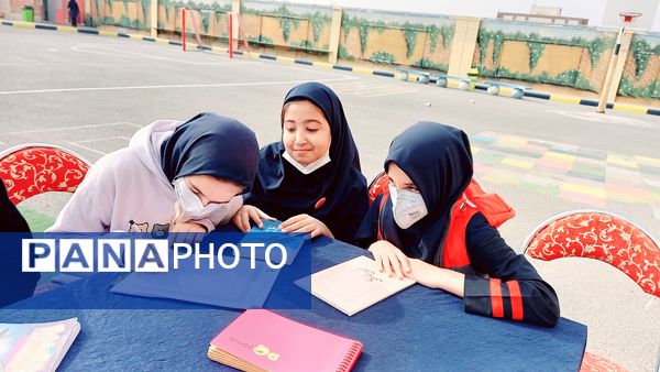 نشست ادبی دانش‌آموزان در کافه کتاب آموزشگاه هیات امنایی فرزانگان