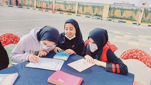 نشست ادبی دانش‌آموزان در کافه کتاب آموزشگاه هیات امنایی فرزانگان