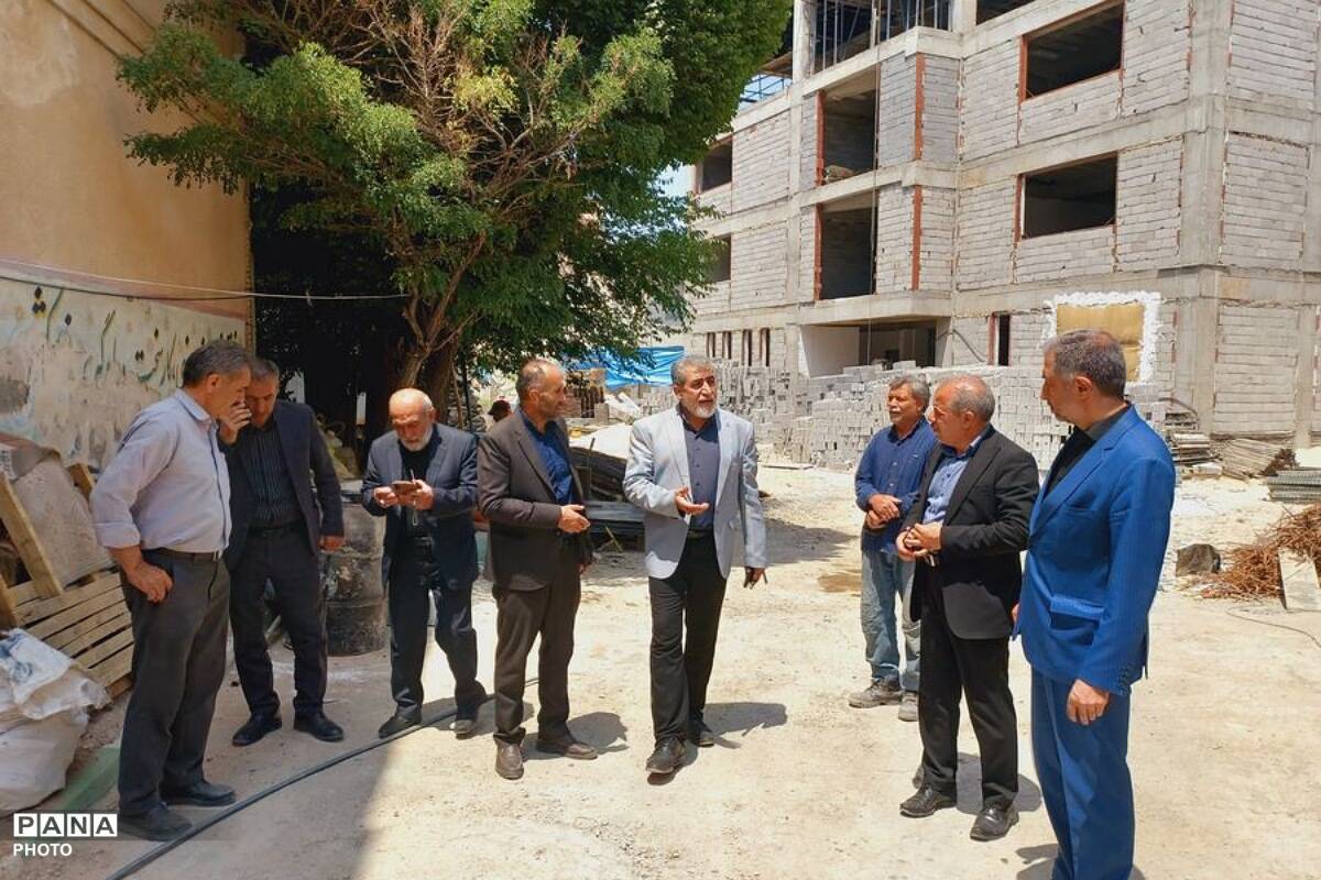 بازدید نماینده مجلس و مدیر آموزش‌و‌پرورش فیروزکوه از پروژه بازسازی مدرسه امیرکبیر