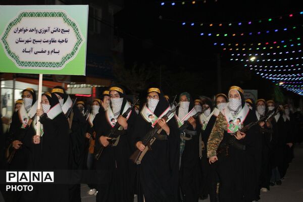 حضور پرشور دختران جان‌فدا در اجتماع شبانه با لباس بسیجی