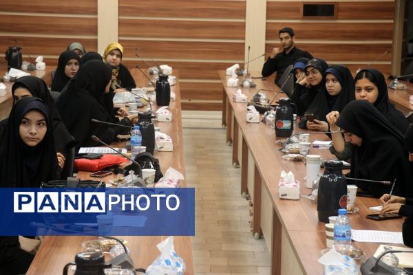 نشست توجیهی دانش‌آموزان پشتیبان طرح خبرنگار شو