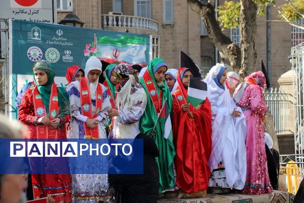  از قاب نگاه نوجوان تا فریاد «مرگ بر استکبار»