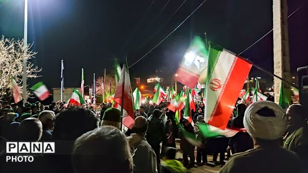زن و مرد و پیر و جوان این شب ها در اجتماعات خیابانی شهر بار 