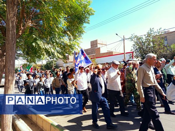 قدمی هم‌سنگر ایمان؛ از مدرسه تا صف نماز جمعه