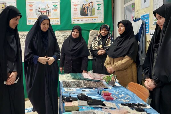 افتتاحیه نمایشگاه «مدرسه انقلاب» در مدرسه شهید شرافت بهارستان‌دو