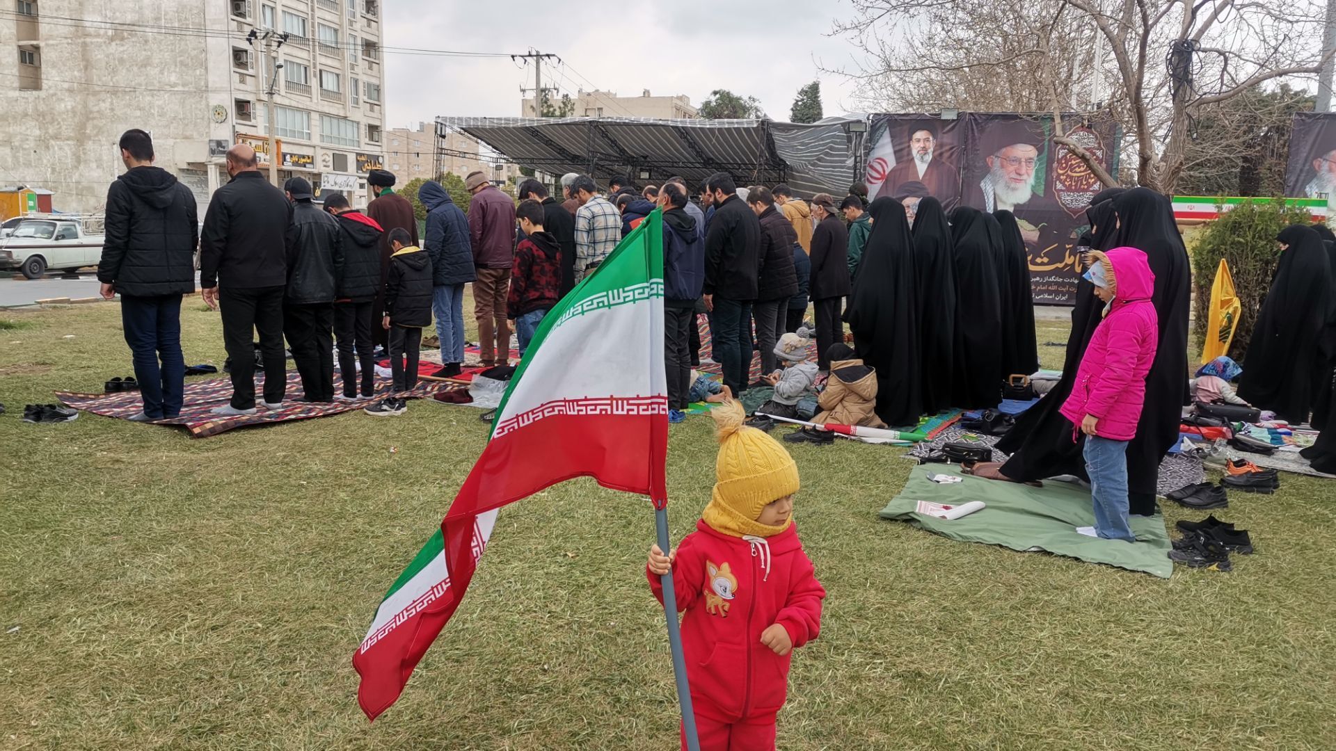  اقامه نماز ظهرِ روز طبیعت در جبهه خیابان