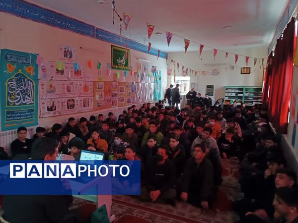 کارگاه آموزشی پیشگیری از آسیب‌های فضای مجازی در دبیرستان رجایی