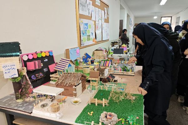 برگزاری نمایشگاه آثار هنری دانش‌آموزان در دبیرستان هوشنگی