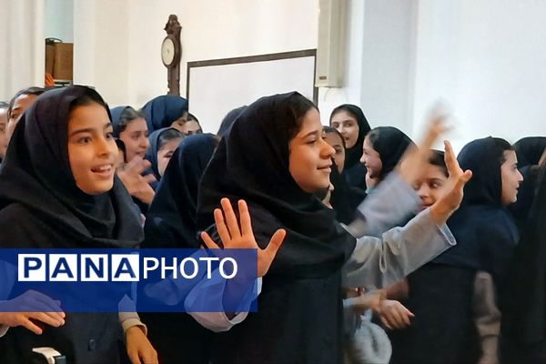 دهه فجر با رنگ شادی در دبستان سیاح‌مقدم رباط‌کریم