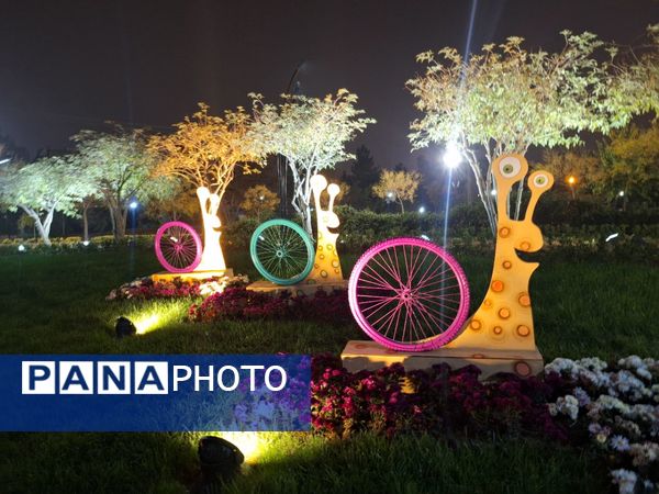 زیبایی باغ گل‌های مشهد در پاییز