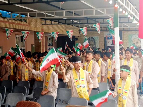 تجدید میثاق دانش‌آموزان سیریکی با آرمان‌های انقلاب در ۱۳ آبان 