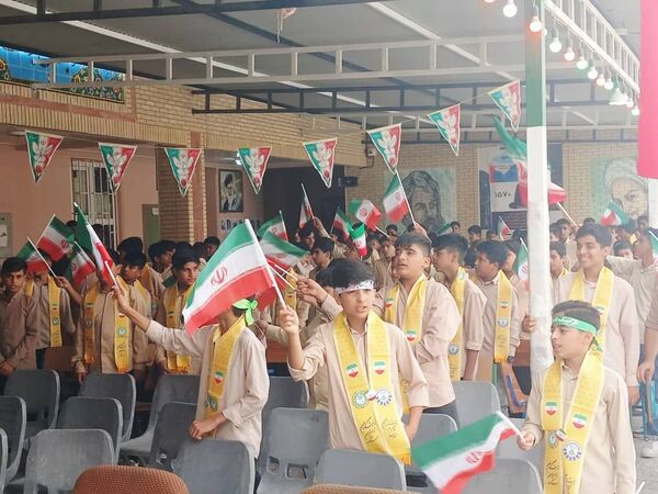 تجدید میثاق دانش‌آموزان سیریکی با آرمان‌های انقلاب در ۱۳ آبان 
