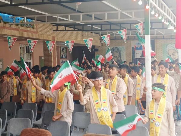 تجدید میثاق دانش‌آموزان سیریکی با آرمان‌های انقلاب در ۱۳ آبان 