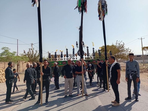 مراسم سینه زنی و علم گردانی در خلیل آباد