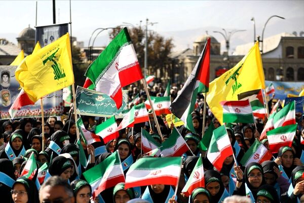 دانش آموزان و مسئولین در کنار یکدیگر، روز دانش‌آموز را رقم زدند