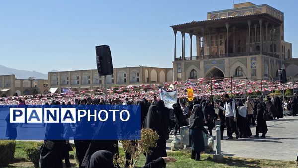 راهپیمایی باشکوه روز ۱۳ آبان در میدان امام خمینی(ره) اصفهان 