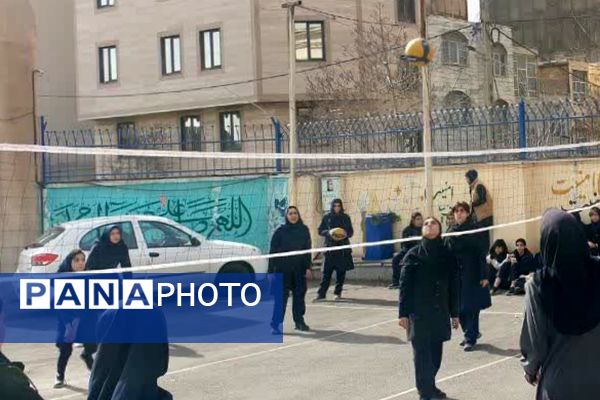 المپیاد ورزشی درون مدرسه‌ای به مناسبت گرامیداشت دهه فجر در آموزشگاه آرمینه مصلی نژاد شهرری
