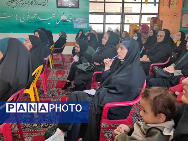 برگزاری جلسه آموزش خانواده در دبیرستان شاهد شهید قاسم سلیمانی