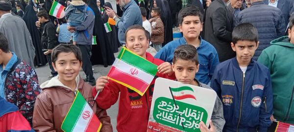 حضور پرشور دانش آموزان ابرکوه در راهپیمایی ۲۲ بهمن