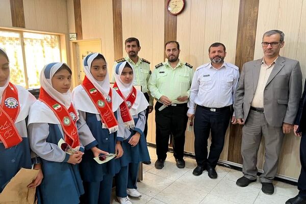 اهدای گل دانش‌آموزان شادگانی به تامین‌‌کنندگان آسایش و امنیت در جامعه