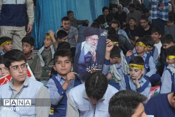 نمازجمعه؛ جلوه‌ای از وحدت و همبستگی دانش‌آموزان در هفته بسیج دانش‌آموزی