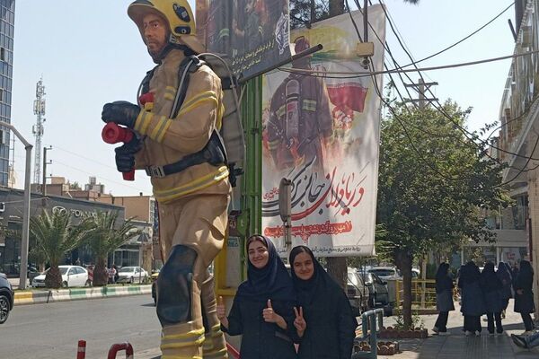 قدردانی دانش‌آموزان ورامینی از آتش‌نشانان در روز ملی آتش‌نشانی
