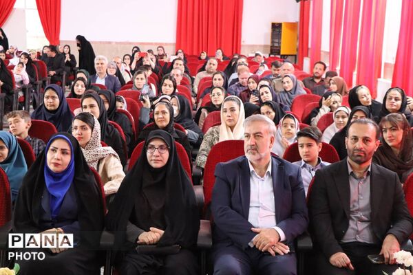 تجلیل از برگزیدگان آموزش ابتدایی در بهارستان یک