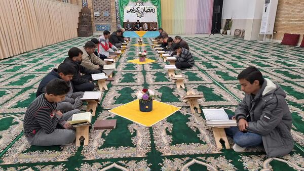 جز خوانی قرآن کریم در ماه مبارک رمضان در مسجد خاتم النبیین