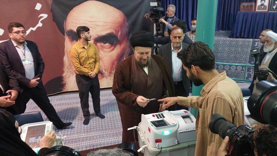 حجت‌الاسلام حسن خمینی رای خود را در صندوق الکترونیکی ثبت کرد

