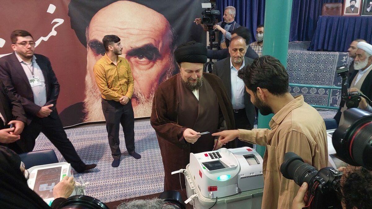 حجت‌الاسلام حسن خمینی رای خود را در صندوق الکترونیکی ثبت کرد

