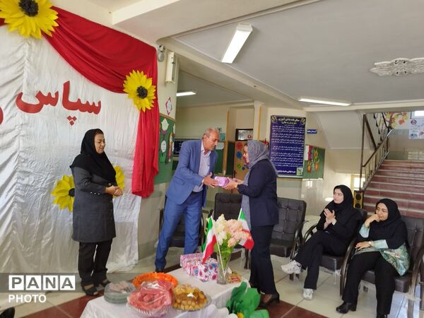 تجلیل از معلمان و اعضای انجمن اولیا و مربیان در مدرسه حضرت رقیه(س)