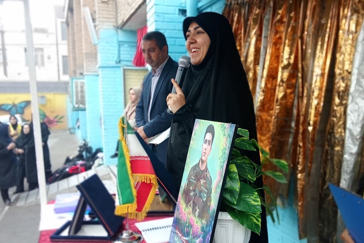 برگزاری همایش وطن‌یار در توحید یک؛ ادای احترام دانش‌آموزان به شهدای جنگ ۱۲روزه با حضور مادر «پسر آسمانی» عرشیان افشارمند در شهرستان قدس