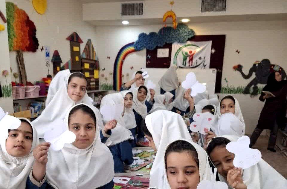 سفر هیجان انگیز دانش آموزان به دنیای جذاب کتاب ها