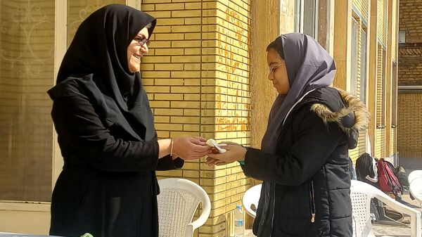 تقدیر از دانش‌آموزان برتر دبیرستان دخترانه ۱۳ آبان
