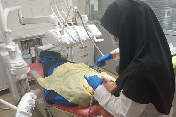 بازدید دانش‌آموزان دبیرستان شهدای علم‌ و فناوری بهارستان دو از دانشکده دندانپزشکی تهران 