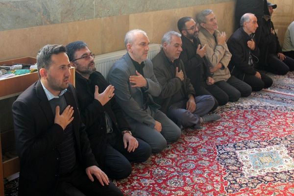 عزاداری دانش‌آموزان برای حضرت زهرا (س) در کنار مزار شهید گمنام