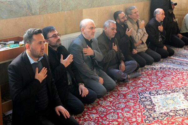 عزاداری دانش‌آموزان برای حضرت زهرا (س) در کنار مزار شهید گمنام