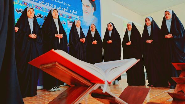 تجلیل از دانش‌آموزان نخبه مسابقات قرآن، عترت و نماز و تربیت‌بدنی