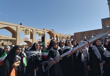 فریاد استکبار ستیزی مردم یزد در راهپیمایی ۱۳آبان 