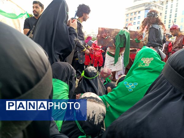 حال و هوای حرم رضوی و خیابان های اطراف آن در عاشورای حسینی