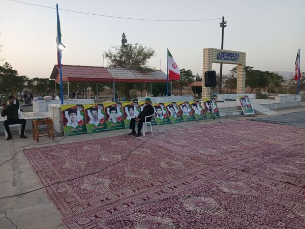 مراسم شبی با شهدا در محل گلزار شهدای روستای بزنجرد شهرستان خلیل‌آباد