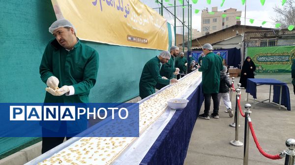 کیک ۱۴ متری در اجتماع مردمی به مناسبت تولد امام عصر در غرب مشهد
