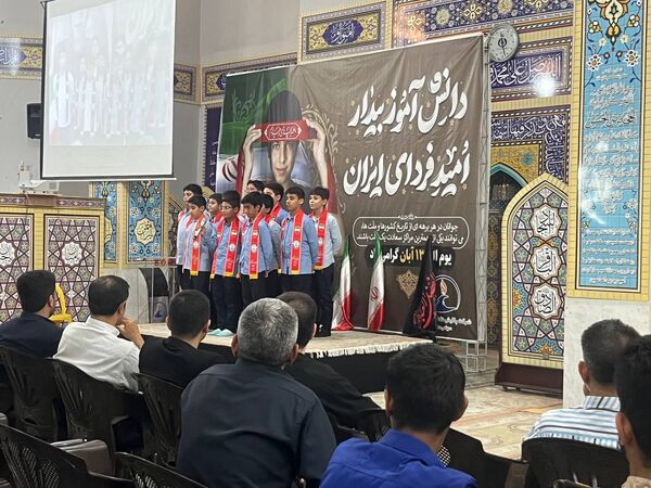 حضور قائم‌مقام معاون وزیر در سازمان دانش‌آموزی در  راهپیمایی ۱۳ آبان شهرک مروارید بندرعباس