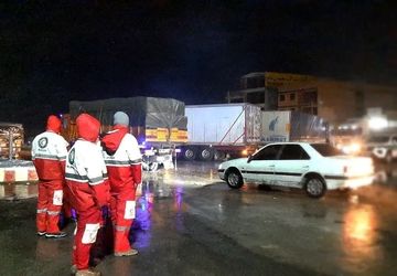 امدادرسانی به ۱۰ خودروی گرفتار در برف و کولاک و اسکان ۲۳۰ نفر درراه‌مانده