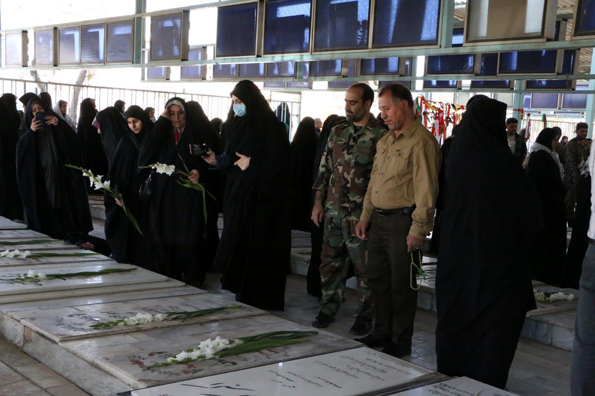 آیین غبارروبی و گلباران مزار شهدا در آستان امامزاده بی‌بی سکینه خاتون (س)