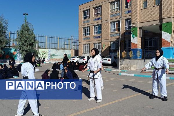 برگزاری صبحانه سالم به‌مناسبت هفته تربیت بدنی در دبیرستان الغدیر شهر قیامدشت ناحیه یک ری